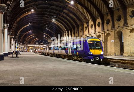 Northern Rail classe 170 Turbostar train sous le toit de la rame à la gare de York sur la ligne principale de la côte est Banque D'Images