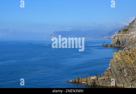 Bord de mer de Ligurie près de Riomaggiore Banque D'Images