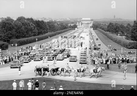 Cortège funéraire et cercueil drapeau-drapé des États-Unis Le secrétaire d'État John Foster Dulles à propos du caisson tiré par des chevaux à l'entrée du cimetière national d'Arlington, Arlington, Virginia, USA, John T. Bledsoe, ÉTATS-UNIS Collection de photographies du magazine News & World Report, 27 mai 1959 Banque D'Images