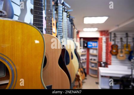 Différentes guitares acoustiques à six cordes dans un magasin de musique Banque D'Images