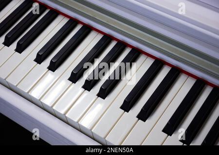 Clavier d'un piano numérique moderne vue rapprochée du dessus Banque D'Images