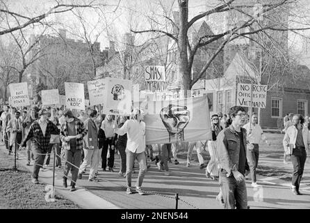 R.O.T.C. et des manifestants anti-guerre, Princeton University, Princeton, New Jersey, Etats-Unis, John T. Bledsoe, États-Unis Collection de photographies du magazine News & World Report, 25 avril 1969 Banque D'Images