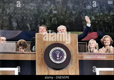 ÉTATS-UNIS Le président Gerald Ford et l'ancien gouverneur de la Californie Ronald Reagan se tenant à Podium, au Congrès national républicain, à Kansas City, Missouri, États-Unis, John T. Bledsoe, États-Unis Collection de photographies du magazine News & World Report, août 1976 Banque D'Images