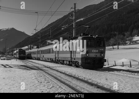 Autriche rouge rapide Nice trains de voyageurs à la gare d'Ardning 02 10 2023 Banque D'Images