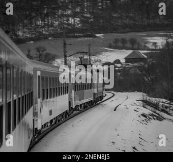 Autriche trains de voyageurs rapides rouges à la gare 02 10 2023 de Micheldorf Banque D'Images