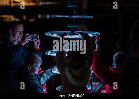 Southend on Sea, Essex, Royaume-Uni. 16th févr. 2023. Des installations lumineuses ont été installées autour de la nouvelle ville de Southend on Sea pour l'attraction LuminoCity. De grandes structures ont été mises en place dans High Street et dans divers endroits centraux tels que la jetée et Cliff Gardens, avec un ballon de litière suspendu au-dessus. Installation intitulée « Halo » Banque D'Images