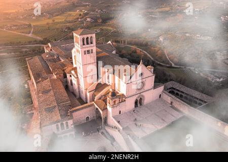 vue aérienne de la basilique de san francesco dans la ville d'assise ombrie avec brouillard Banque D'Images