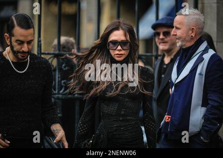 Londres, Royaume-Uni. 16th févr. 2023. Marc Jacobs (l), Victoria Beckham. Les amateurs, les amis et la famille assistent au service du mémorial pour assister au service du mémorial pour la designer de mode britannique Vivienne Westwood, qui a défendu le punk et la nouvelle vague au Royaume-Uni et a travaillé avec certains des plus grands designers, célébrités et supermodèles. Credit: Imagetraceur/Alamy Live News Banque D'Images