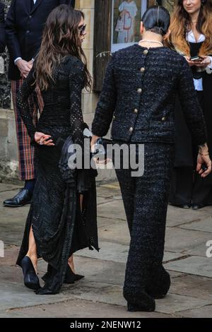 Londres, Royaume-Uni. 16th févr. 2023. Marc Jacobs (l), Victoria Beckham. Les amateurs, les amis et la famille assistent au service du mémorial pour assister au service du mémorial pour la designer de mode britannique Vivienne Westwood, qui a défendu le punk et la nouvelle vague au Royaume-Uni et a travaillé avec certains des plus grands designers, célébrités et supermodèles. Credit: Imagetraceur/Alamy Live News Banque D'Images