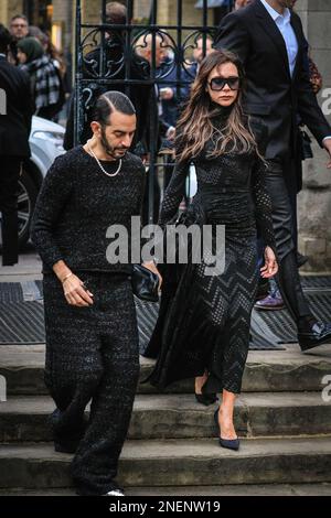 Londres, Royaume-Uni. 16th févr. 2023. Marc Jacobs (l), Victoria Beckham. Les amateurs, les amis et la famille assistent au service du mémorial pour assister au service du mémorial pour la designer de mode britannique Vivienne Westwood, qui a défendu le punk et la nouvelle vague au Royaume-Uni et a travaillé avec certains des plus grands designers, célébrités et supermodèles. Credit: Imagetraceur/Alamy Live News Banque D'Images