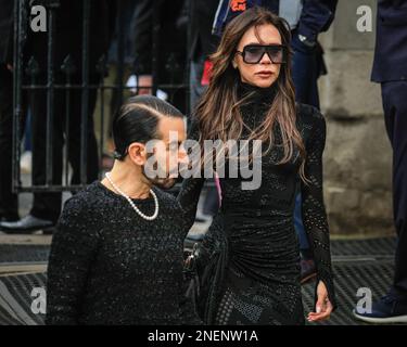 Londres, Royaume-Uni. 16th févr. 2023. Marc Jacobs (l), Victoria Beckham. Les amateurs, les amis et la famille assistent au service du mémorial pour assister au service du mémorial pour la designer de mode britannique Vivienne Westwood, qui a défendu le punk et la nouvelle vague au Royaume-Uni et a travaillé avec certains des plus grands designers, célébrités et supermodèles. Credit: Imagetraceur/Alamy Live News Banque D'Images