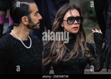 Londres, Royaume-Uni. 16th févr. 2023. Marc Jacobs (l), Victoria Beckham. Les amateurs, les amis et la famille assistent au service du mémorial pour assister au service du mémorial pour la designer de mode britannique Vivienne Westwood, qui a défendu le punk et la nouvelle vague au Royaume-Uni et a travaillé avec certains des plus grands designers, célébrités et supermodèles. Credit: Imagetraceur/Alamy Live News Banque D'Images