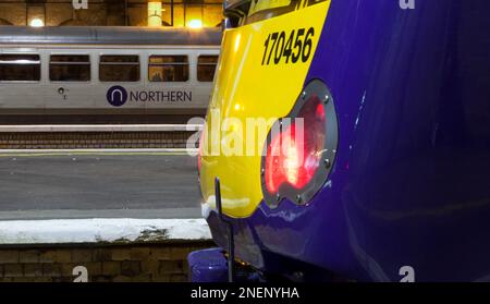 Northern Rail classe 170 et classe 155 à la gare de York qui ne va nulle part pendant une grève des signaleurs RMT en janvier 2023, logo Northern Rail. Banque D'Images