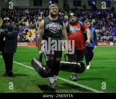 Paul Smith, l’homme le plus fort du Royaume-Uni, est confronté à un défi au stade Halliwell Jones lors du match de la Super League Round 1 de Betfred Warrington Wolves vs Leeds Rhinos au stade Halliwell Jones, Warrington, Royaume-Uni, 16th février 2023 (photo de James Heaton/News Images) Banque D'Images