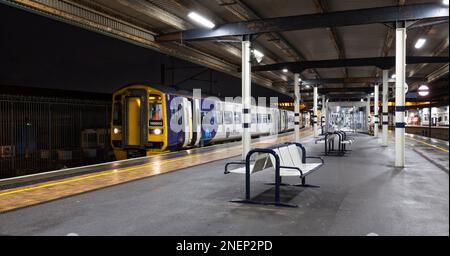 Train diesel de classe 158 de Northern Rail à une gare de York déserte avec l'un des rares trains en cours de course pendant une grève des signaleurs de RMT Network Rail. Banque D'Images