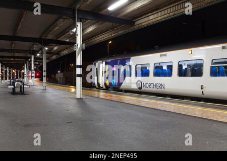 Train diesel de classe 158 de Northern Rail à une gare de York déserte avec l'un des rares trains en cours de course pendant une grève des signaleurs de RMT Network Rail. Banque D'Images