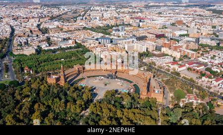 Vue aérienne de la ville espagnole de Séville en Andalousie sur le fleuve Guadaquivir donnant sur la Plaza de Espana et Parque Maria Luisa journée ensoleillée Banque D'Images