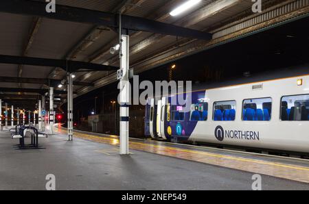 Train diesel de classe 158 de Northern Rail à une gare de York déserte avec l'un des rares trains en cours de course pendant une grève des signaleurs de RMT Network Rail. Banque D'Images