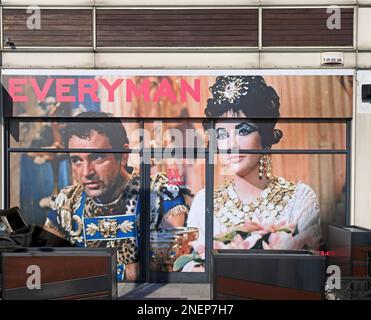 Richard Burton et Elizabeth Taylor affiche à Cardiff Bay pour le théâtre Everyman. Cardiff. Prise en février 2023. Hiver. cym Banque D'Images