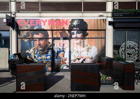 Richard Burton et Elizabeth Taylor affiche à Cardiff Bay pour le théâtre Everyman. Cardiff. Prise en février 2023. Hiver. cym Banque D'Images