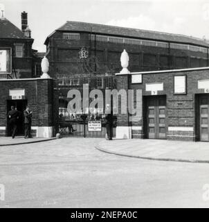 Londres, Angleterre. Vers.1960. Vue sur la « porte Hobbs » du terrain de cricket ovale de Kennington, Lambeth, au sud de Londres. La porte porte porte porte l'inscription « en l'honneur d'un grand joueur de cricket de Surrey et d'Angleterre » et porte le nom de Sir John Berry Hobbs (1882-1963). Communément connu sous le nom de Jack Hobbs, il était un cricketeur professionnel anglais qui a joué pour Surrey entre 1905 et 1934 et est apparu dans 61 matchs de test pour l'Angleterre entre 1908 et 1930. L'Oval est un terrain de cricket international qui est le terrain d'origine du club de cricket du comté de Surrey depuis son ouverture en 1845. Banque D'Images