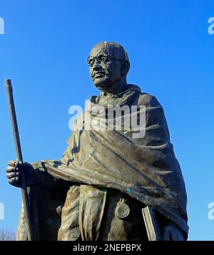 Mahatma Gandhi - Mohandas Karamchand Gandhi - statue pleine longueur. Baie de Cardiff, pays de Galles du Sud. Sculpteurs RAM et Anil Sutar, Banque D'Images