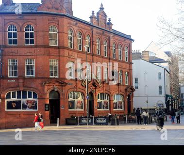 Le Duc de Wellington brique rouge Maison publique à l'angle de la rue Hayes et Caroline. Centre-ville de Cardiff. Cardiff. Février 2023. Hiver. Banque D'Images