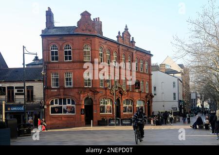 Le Duc de Wellington brique rouge Maison publique à l'angle de la rue Hayes et Caroline. Centre-ville de Cardiff. Cardiff. Février 2023. Hiver. Banque D'Images