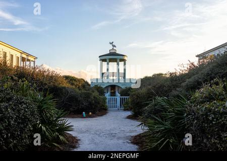 Bord de mer, pavillon en bois pastel de Floride près de la plage océan avec belvédère vert vintage dans l'architecture de Floride oiseau pélican au coucher du soleil Banque D'Images