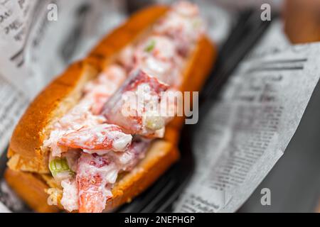 Sandwich au homard du Maine en pain brioche dans le café du restaurant de fruits de mer à Key West, Floride dans papier journal macro de gros plan avec détail tex Banque D'Images