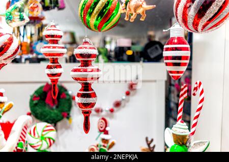 Vitrine de la période des fêtes de Noël et clôture des décorations décoratives suspendues à personne Banque D'Images