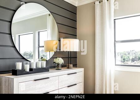 Salle de bain ou chambre à l'intérieur contemporain avec personne dans le nouvel appartement de luxe moderne maison hôtel et grand miroir et des fenêtres avec lumière naturelle Banque D'Images