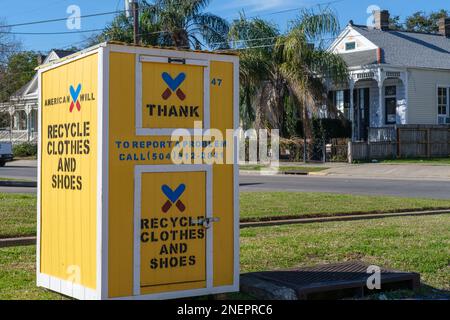 LA NOUVELLE-ORLÉANS, LA, États-Unis - 13 FÉVRIER 2023 : casier de recyclage de vêtements et de chaussures American Wvolonté sur la rue Tchoupitoulas Banque D'Images