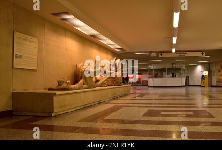 Intérieur de la station de métro Acropolis, Athènes Banque D'Images