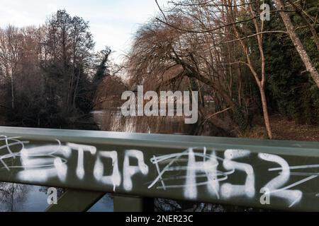 Denham, Royaume-Uni. 14th février 2023. Le graffiti anti-HS2 est représenté sur un pont traversant la rivière Colne devant les travaux associés à la liaison ferroviaire à grande vitesse de HS2 dans le parc national Denham. La première phase de HS2 entre Londres et Birmingham devrait ouvrir entre 2029 et 2033. Crédit : Mark Kerrison/Alamy Live News Banque D'Images
