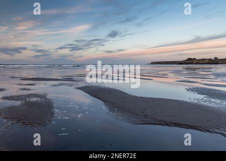 Lever du soleil et marée basse au-dessus de la plage près de la petite ville de Mendocino, Californie Banque D'Images