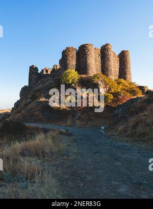 Belle vue ensoleillée de la forteresse d'Amberd, le Mont Aragats avec des pasteurs à cheval, Aragatsotn, Arménie en été Banque D'Images