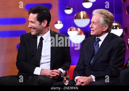 UTILISATION ÉDITORIALE PAUL Rudd et Michael Douglas uniquement pendant le tournage du Graham Norton Show au BBC Studioworks 6 Television Center, Wood Lane, Londres, devant être diffusé sur BBC One vendredi soir. Date de la photo: Jeudi 16 février 2023. Banque D'Images