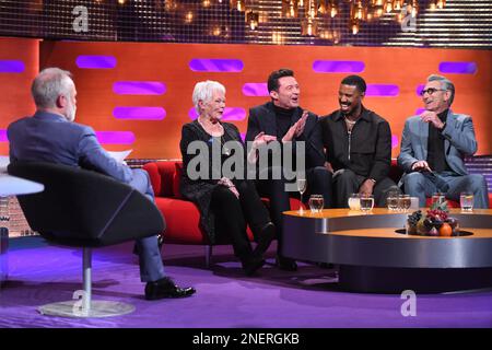 USAGE ÉDITORIAL SEULEMENT Dame Judi Dench, Hugh Jackman, Michael B Jordan, Eugene Levy et l'hôte Graham Norton pendant le tournage du Graham Norton Show au BBC Studioworks 6 Television Center, Wood Lane, Londres, devant être diffusé sur BBC One vendredi soir. Date de la photo: Jeudi 16 février 2023. Banque D'Images