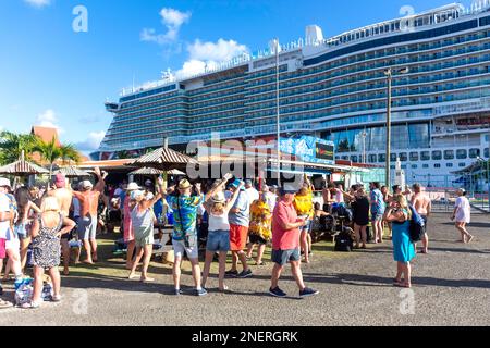 Bar de karaoké RUM Therapy sur l'embarcadère des croisières avec un bateau P&O Arvia derrière, Castries, Sainte-Lucie, Petites Antilles, Caraïbes Banque D'Images