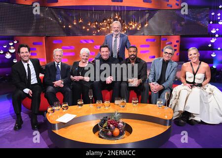 USAGE ÉDITORIAL SEULEMENT Paul Rudd, Michael Douglas, Dame Judi Dench, Hugh Jackman, Michael B Jordan, Eugene Levy, Pink et l'hôte Graham Norton pendant le tournage du Graham Norton Show au BBC Studioworks 6 Television Center, Wood Lane, Londres, devant être diffusé sur BBC One vendredi soir. Date de la photo: Jeudi 16 février 2023. Banque D'Images