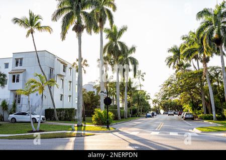 Naples, Etats-Unis - 29 janvier 2021: Vieille ville de Naples, Floride avec maison de luxe maison de plage Immobilier par jetée sur 13th avenue sud et le bord du golfe Banque D'Images