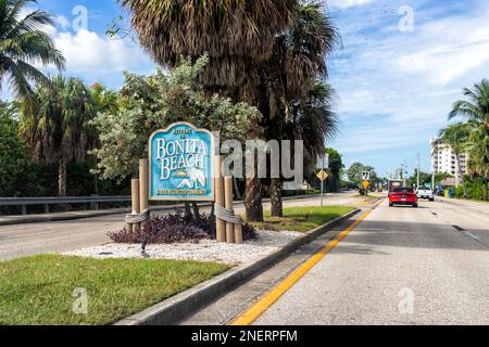 Bonita Springs, Etats-Unis - 2 novembre 2021: Voiture POV conduite sur Bonita Beach Road Florida State Road 865 à Bonita Beach avec signe de bienvenue dans le comté de Lee Banque D'Images