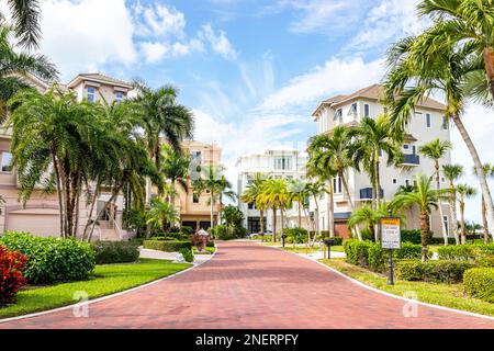 Bonita Springs, Etats-Unis - 2 novembre 2021: Pieds nus plage boulevard route quartier résidentiel en Floride avec maisons de luxe immobilier maisons i Banque D'Images