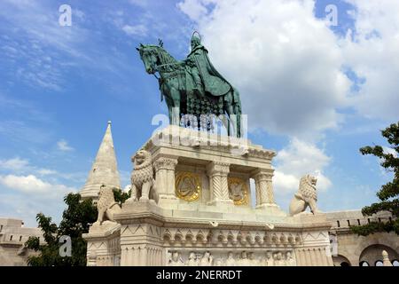 Statue équestre en bronze du roi Saint Étienne I avec la tour de la Bastion des pêcheurs en arrière-plan sous un ciel bleu à Budapest, Hongrie Banque D'Images