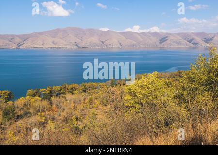 Lac de Sevan, Arménie, magnifique vue panoramique aérienne sur le lac de Sevan, province de Gégharkunik, avec une chapelle du monastère de Sevanavank en été ensoleillé Banque D'Images