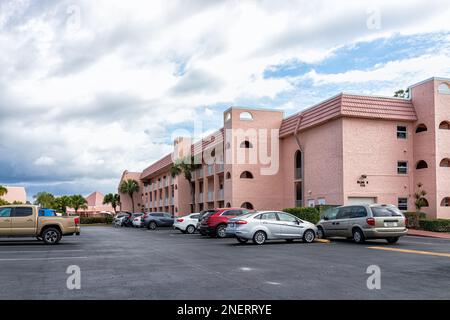 Naples, Etats-Unis - 5 février 2022: Turtle Lake condominium association bâtiments résidentiels parking dans le sud-ouest de la Floride ville en été Banque D'Images