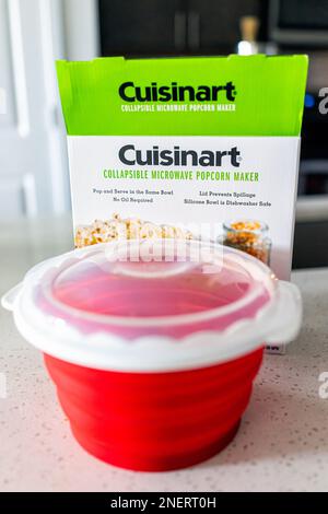 Naples, Etats-Unis - 29 janvier 2022: Cuisinart pliable silicone machine à pop-corn bol rouge sur la maison cuisine table ou îlot comptoir avec emballage de boîte Banque D'Images