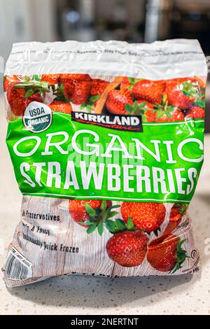 Naples, Etats-Unis - 22 avril 2022: Gros plan du paquet biologique de fraises congelées fruits de baies achetés à Costco par Kirkland en vrac de la marque alimentaire Banque D'Images