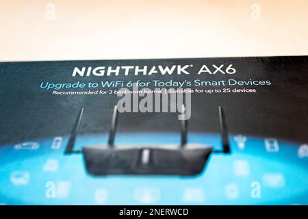 Naples, Etats-Unis - 11 mai 2022: WiFi 6 routeur Nighthawk avec antennes sur boîtier pour nouveau dispositif Netgear moderne pour la distribution sans fil du mode Internet Banque D'Images